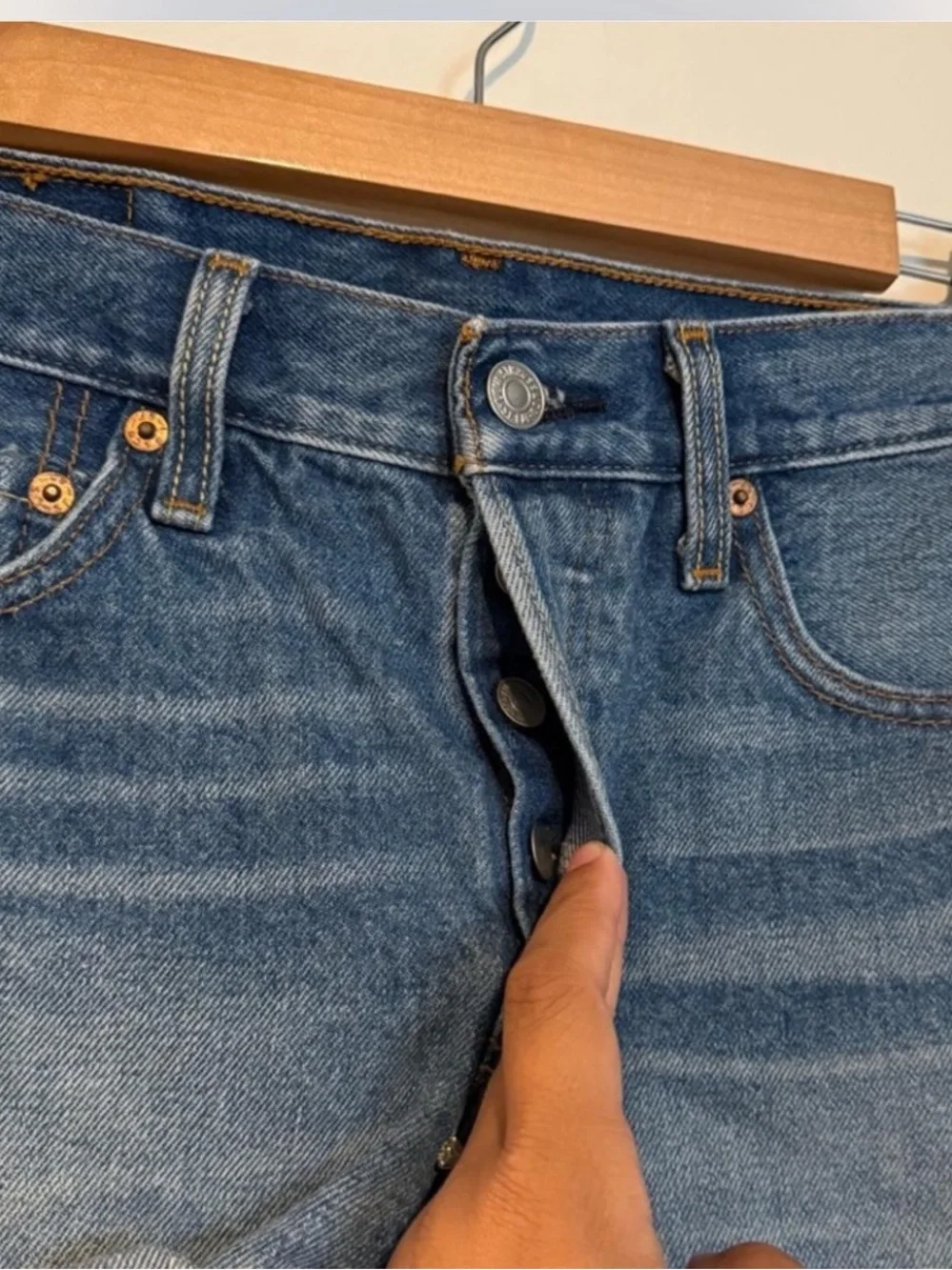 Levi’s Mid rise cuffed cut off button fly mid rise short jean shorts  size W24